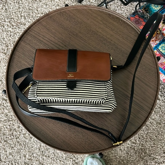 Fossil Crossbody bag slightly used, but like new - Picture 1 of 3